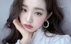 女生迈开腿让男生打扑克